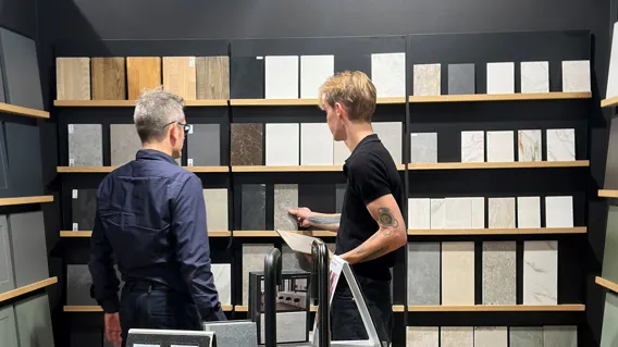 soeren_le_schmidt_i_designa_butik.jpg