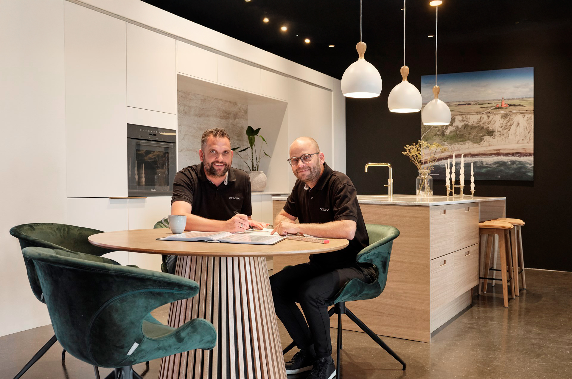 Med mange års erfaring forstår vi at reisen fra idé til et ferdig kjøkken kan virke overveldende. Vi guider deg trygt gjennom hele prosessen.